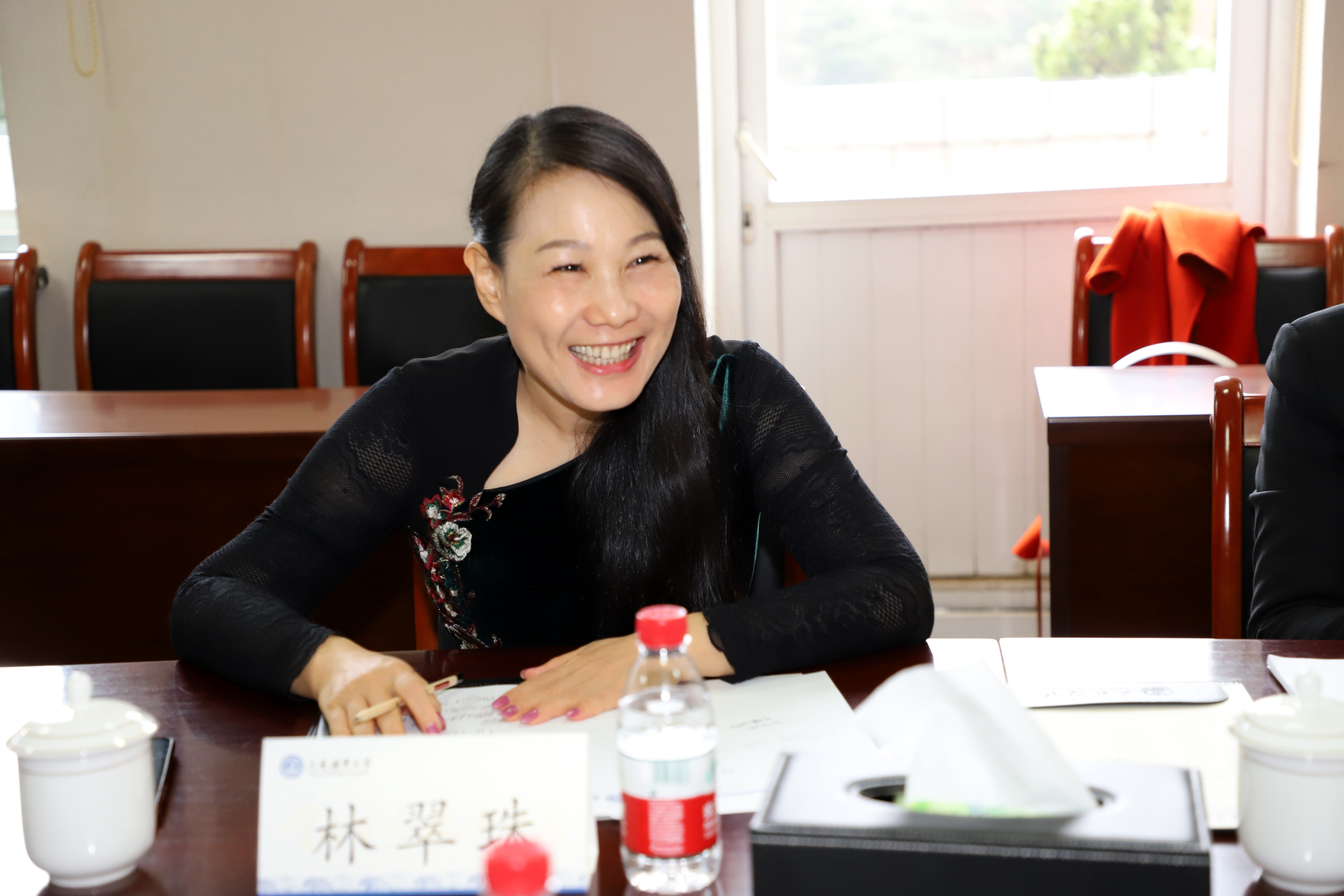 徐燕代表大连海事大学法学院与林翠珠签订捐赠协议书.
