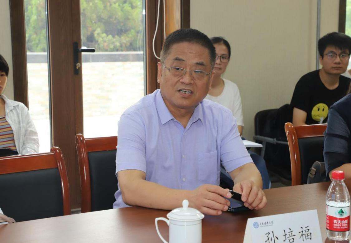 新闻法学博士后流动站邀请孙培福教授作法学论文写作若干问题讲座